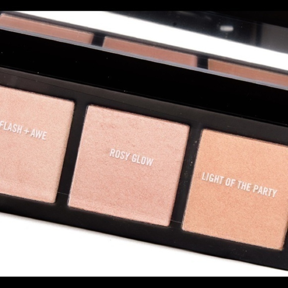 MAC HYPER REAL GLOW FLASH+AWE HIGHLIGHT PALETTE - Picture 3 of 5